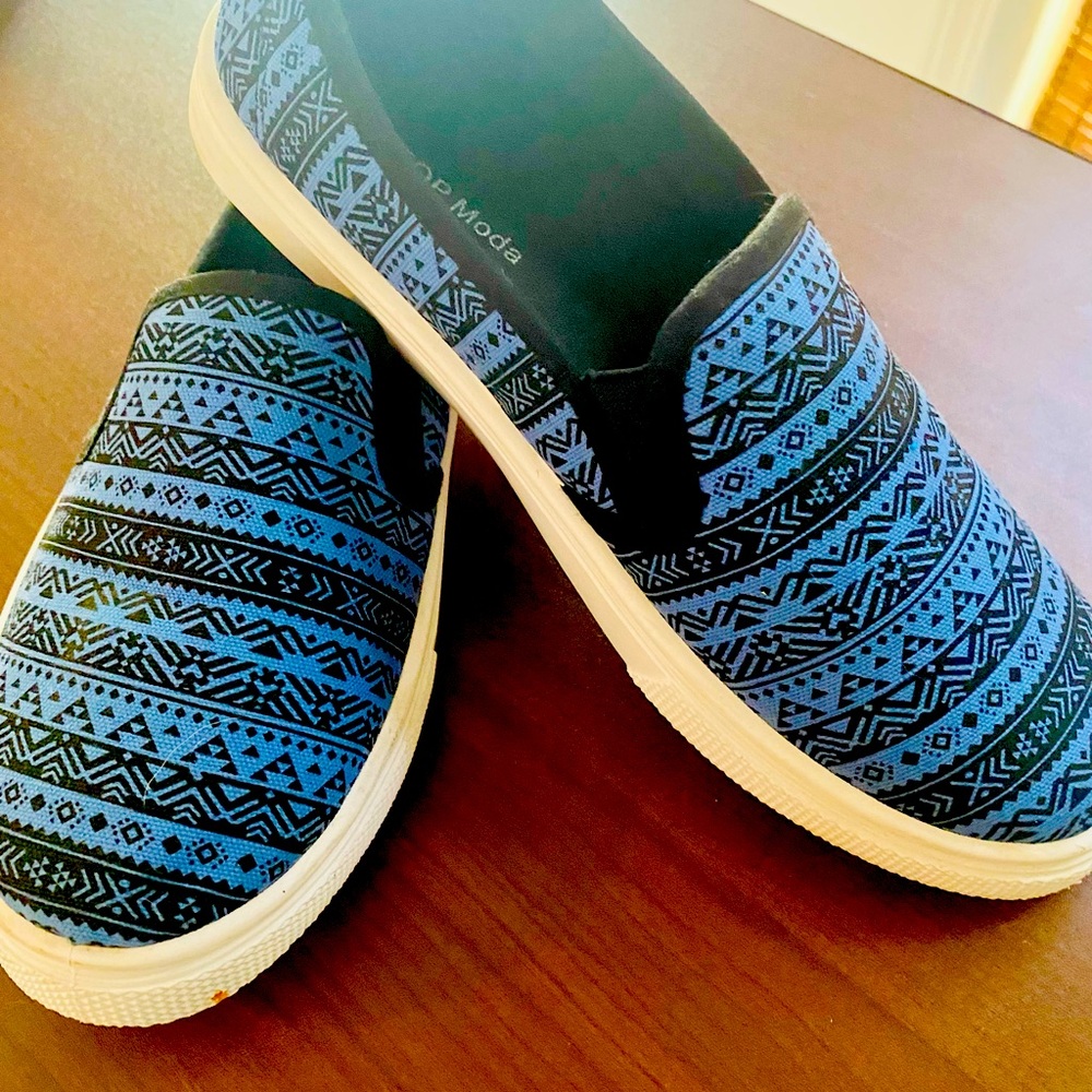 TOP Moda Black and Blue Slip-On Shoes